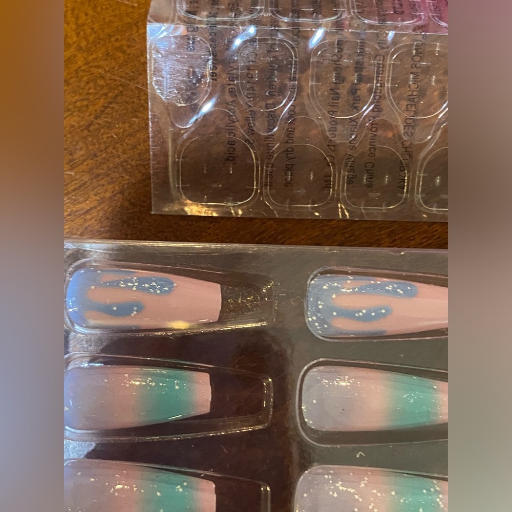 NWT take home nail art kit includes many nails, the adhesives dual emery board - Picture 13 of 15